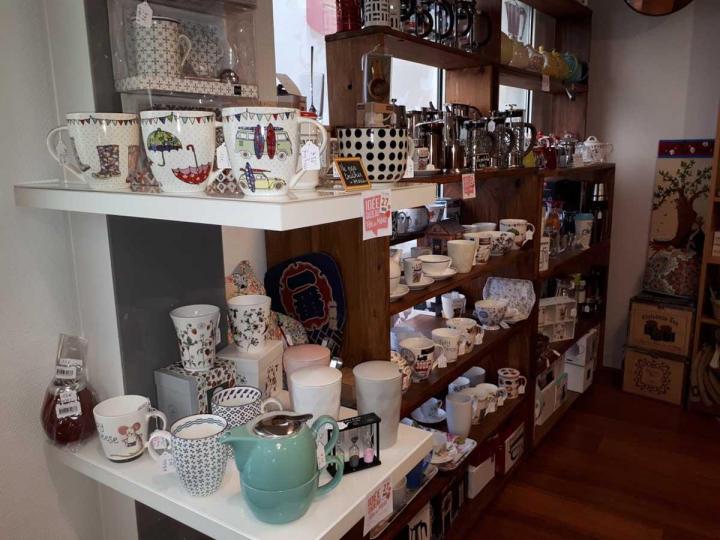 De jolis accessoires de thé en guise de cadeaux.